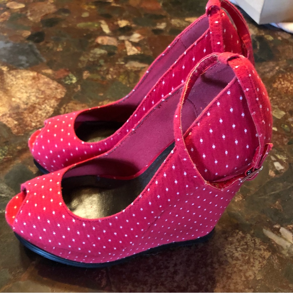 “Restricted” Red Dot Size 7 Ladies Wedge Platform Shoes